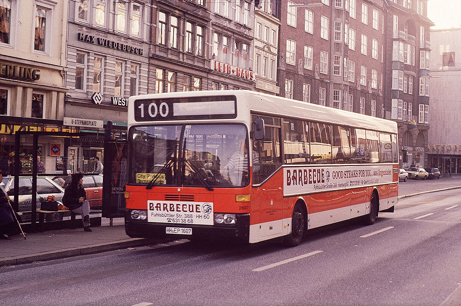 Ein Hochbahn-Bus vom Typ O 405 an der Haltestelle U-Bahn Stephansplatz