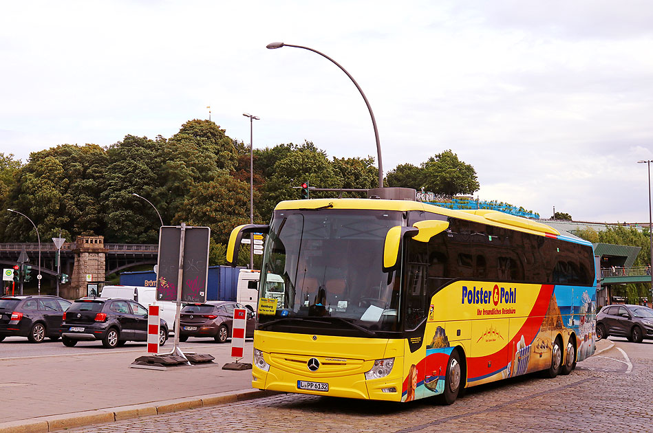 Ein Reisebus von Polster und Pohl an den St. Pauli Landungsbrücken in Hamburg