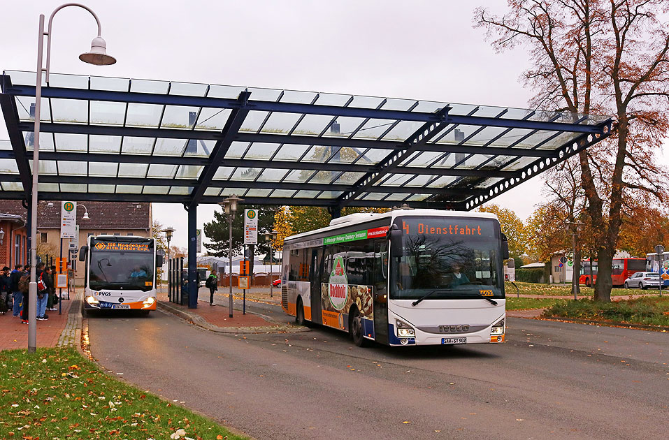 Busse vor dem Bahnhof Salzwedel