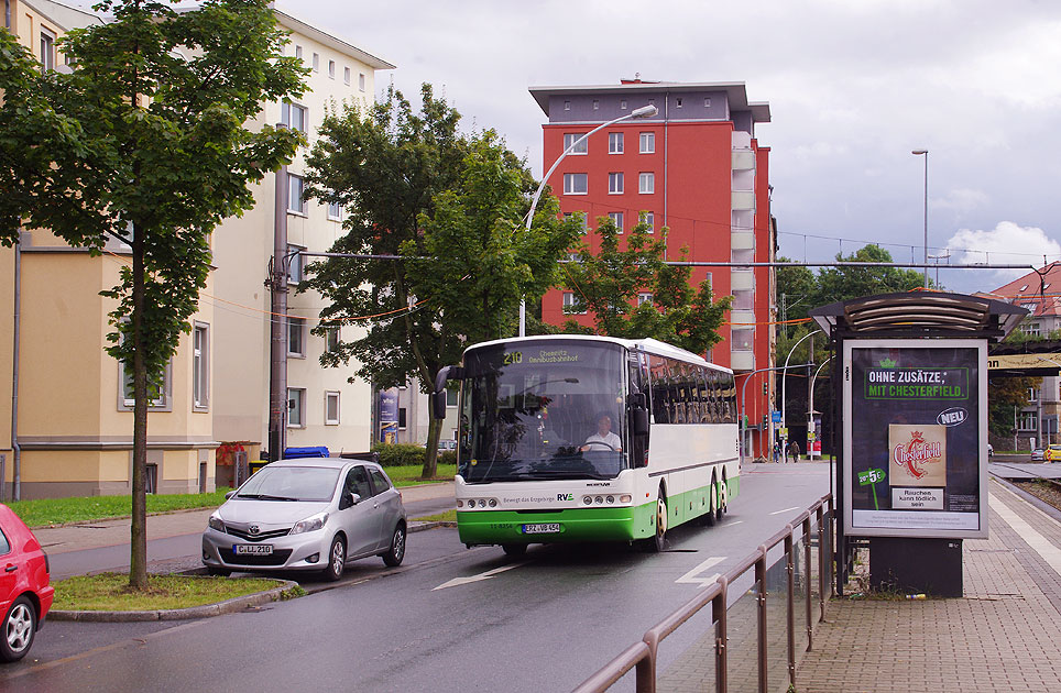 Ein RVE Bus Der RVE-Bus 11 - 8254 (Regionalverkehr Erzgebirge GmbH), ein Neoplan Eurolinier N 3318 &Uuml; in Chemnitz an der Haltestelle Gustav-Freytag-Stra&szlig;e