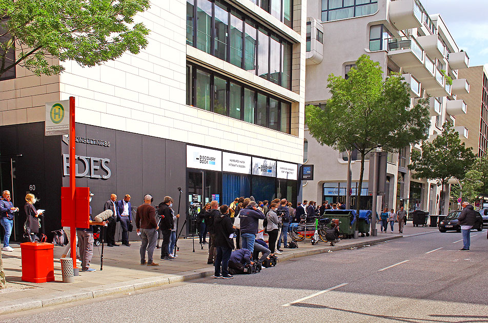 Die Bushaltestelle Platz der Deutschen Einheit in Hamburg