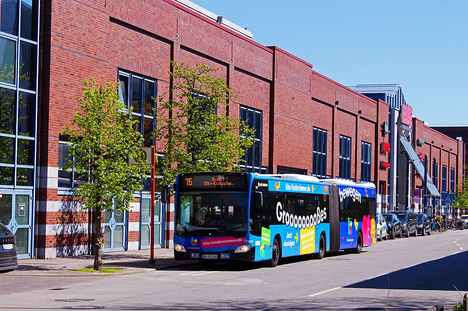 Ein Hochbahn Bus  an der Haltestelle Elbe Einkaufszentrum