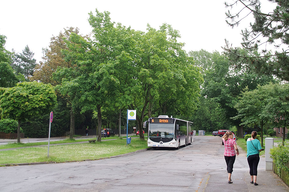 Ein Stadtbus in L&uuml;beck an der Haltestelle Eichholz