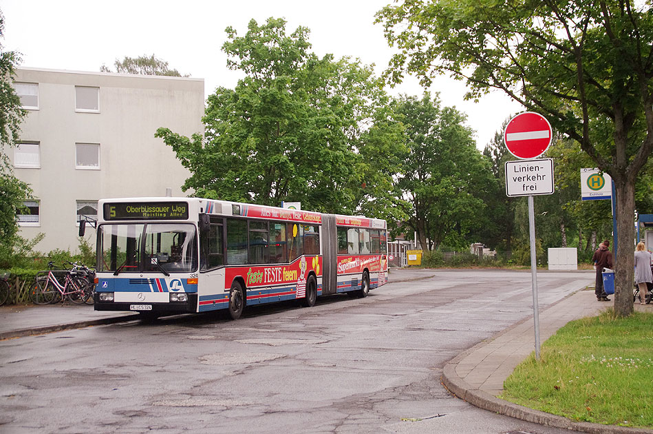 Ein Stadtbus in L&uuml;beck an der Haltestelle Eichholz