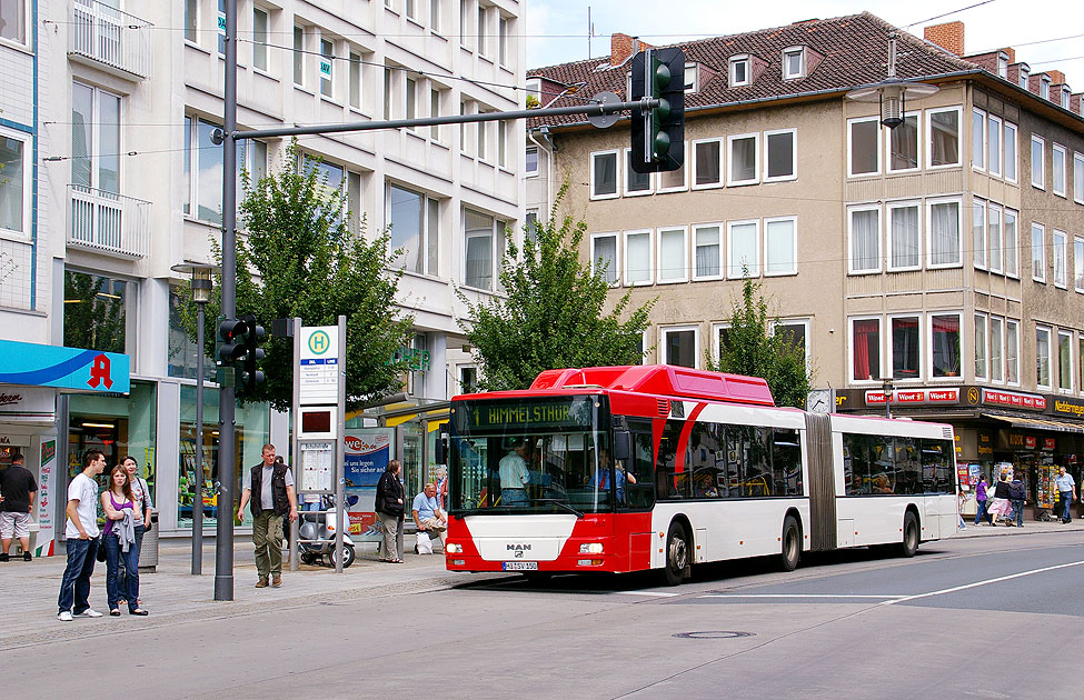 Der Stadtbus in Hildesheim an der Haltestelle Schuhstra&szlig;e