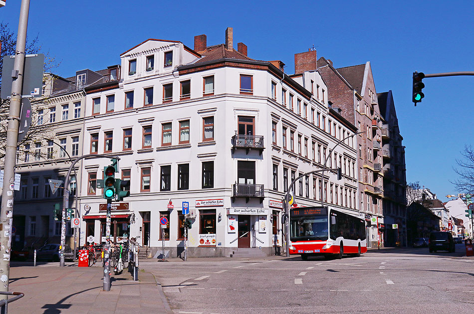 Ein Hochbahn-Bus als Linie 111 an der Haltestelle Davidstraße