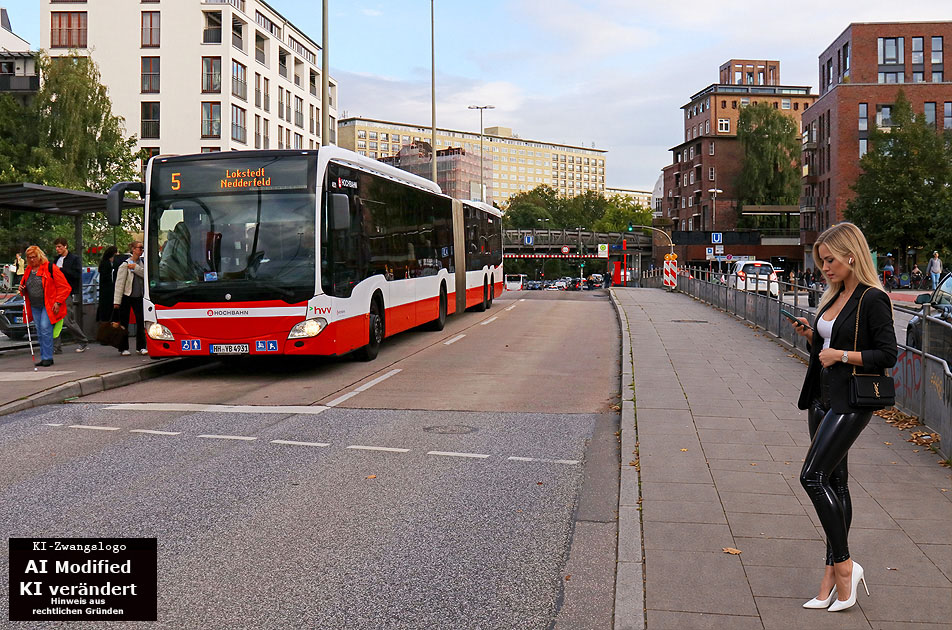 Ein Hochbahn-Bus an der Haltestelle U-Bahn Hoheluftbr&uuml;cke in Hamburg