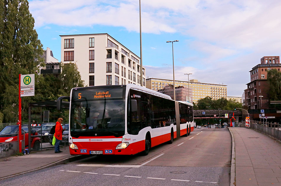 Ein Hochbahn-Bus an der Haltestelle U-Bahn Hoheluftbr&uuml;cke in Hamburg