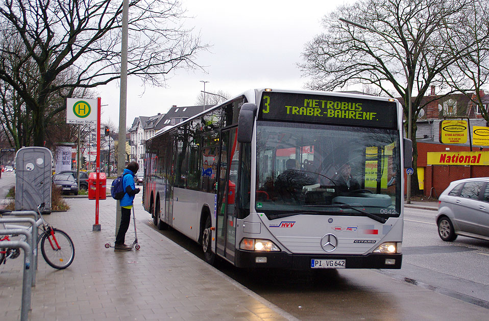 Der PVG Bus 0642 in Hamburg-Bahrenfeld an der Haltestelle Von-Sauer-Stra&szlig;e