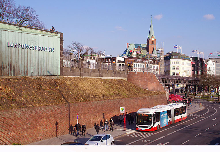Hamburg Reiseführer und Tourismus: Hamburg Buslinie 111 - Haltestelle Landungsbrücken - Volvo Hybridbus