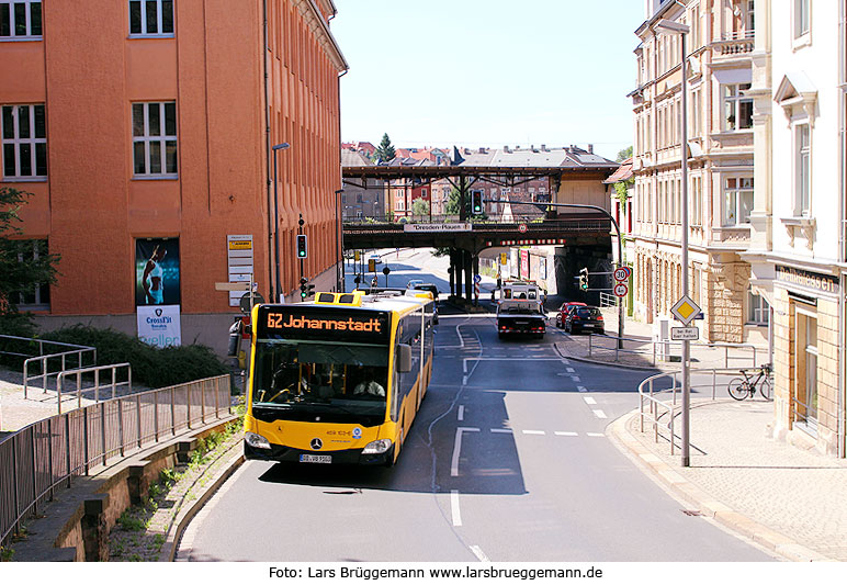 Ein Bus der DVB an der Haltestelle Haltepunkt Plauen in Dresden