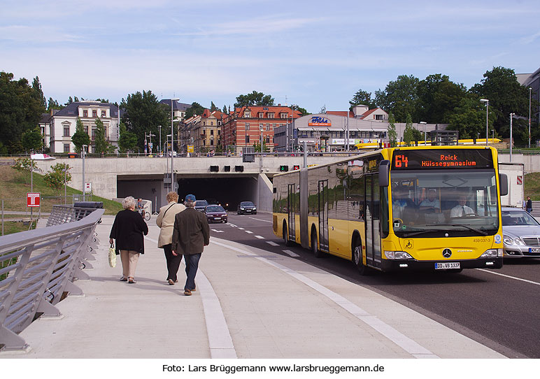 Ein DVB-Bus als Linie 64 auf der Waldschlößchenbrücke in Dresden