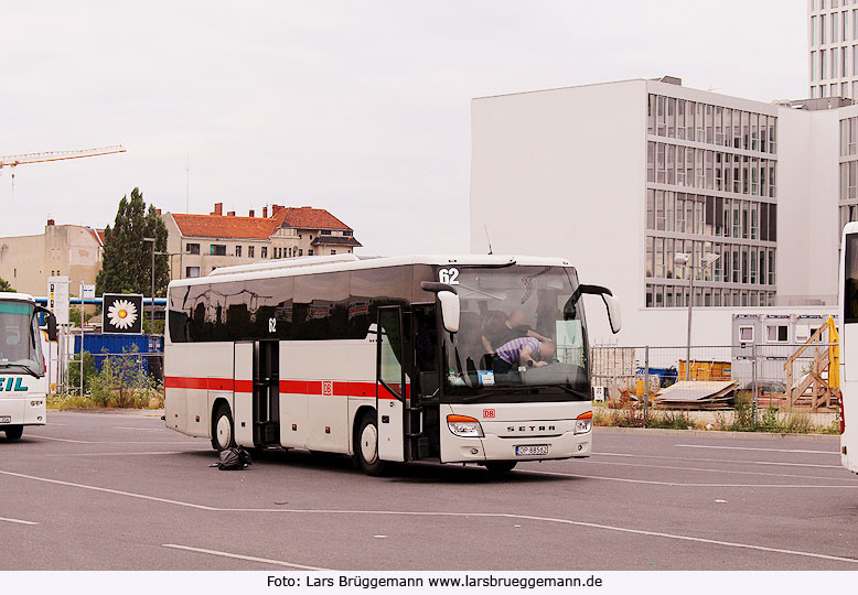Ein DB IC-Bus vor dem Berliner Hbf