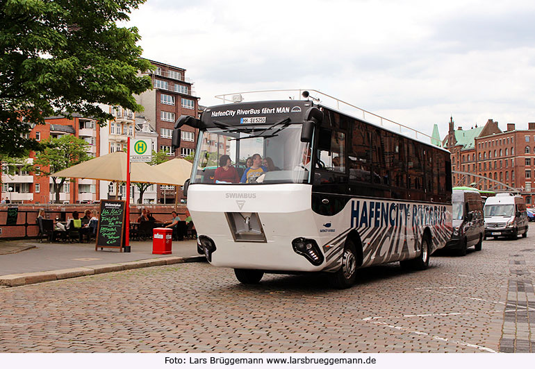 Der Hafencity Riverbus in der Hamburger Speicherstadt