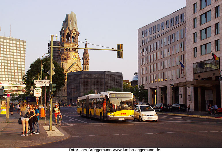 Die Buslinie 100 in Berlin an der Kaiser-Wilhelm-Gedächtnis-Kirche hinter der Haltestelle Breitscheidplatz