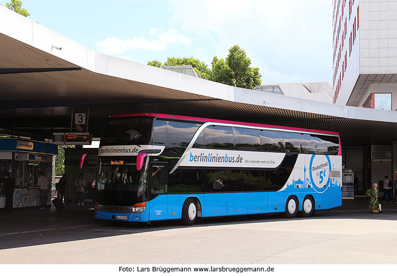 Ein Berlinlinienbus auf dem ZOB in Berlin