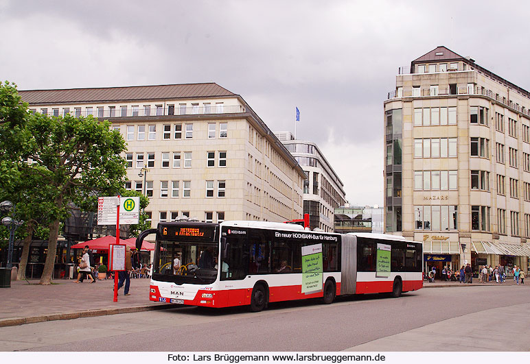 Der Hochbahn Bus 7276 an der Haltestelle Rathausmarkt