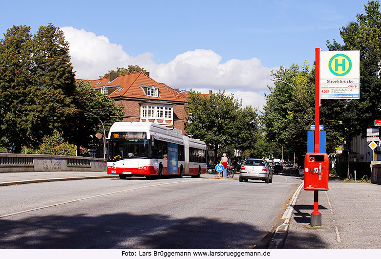 Ein Hochbahn-Bus auf der Streekbrücke - ein Batteriebus mit Brennstoffzelle als Range-Extender vom Hersteller Solaris