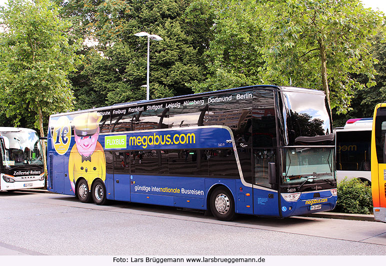 Ein Megabus mit Flixbus-Aufkleber auf dem ZOB in Hamburg