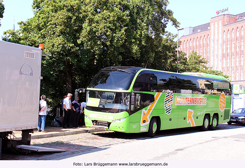 Ein Bus von Meinfernbus Flixbus an der Fernbushaltestelle in Lübeck nahe dem ZOB und Hbf