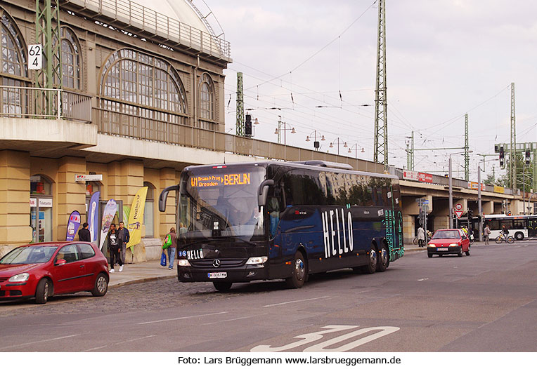 Ein ÖBB Fernbus mit dem Namen Hellö am Hauptbahnhof in Dresden