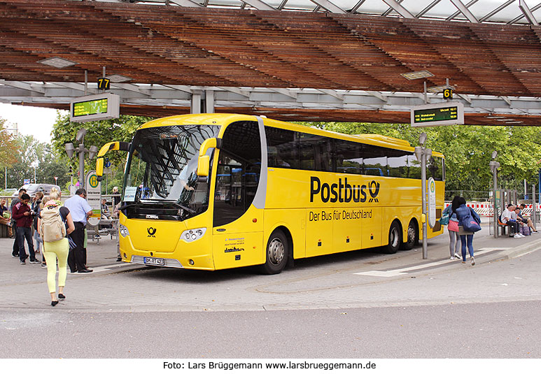Ein Fernbus vom Postbus auf dem ZOB in Magdeburg