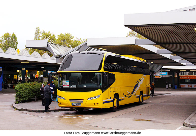 Ein Reisebus von Neoplan auf dem ZOB in Berlin