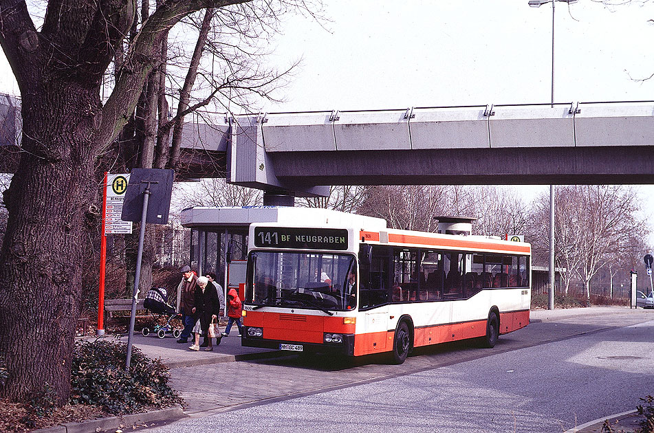 Ein Hochbahn Bus an der Haltestelle S-Bahn Neugraben in Hamburg
