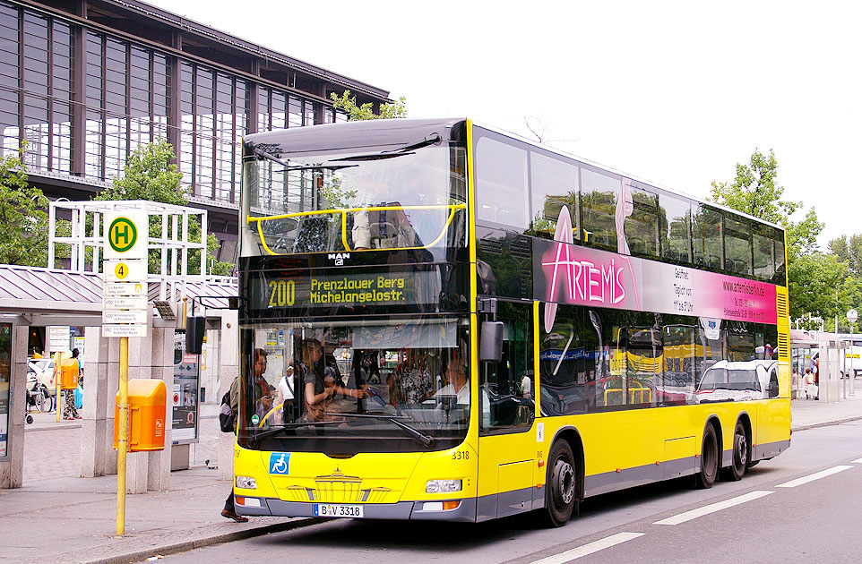 Der Bahnhof Zoo ist eine Ausgangsstation der Buslinie 100 aber auch 200 in Berlin