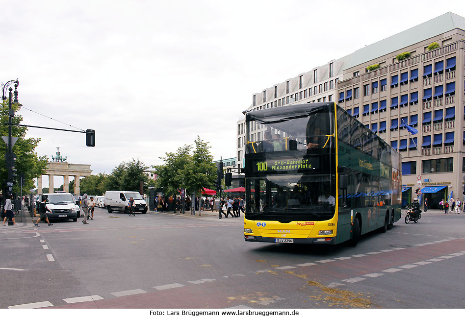 Ein BVG Bus am Brandenburger Tor in Berlin