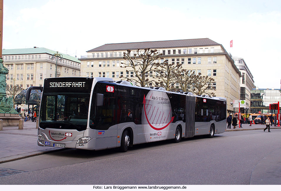 Das modernste Bussystem Europas: Ein VHH Gelenkbus am Rathausmarkt in Hamburg