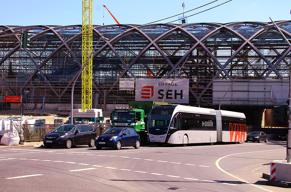 Elektromobilität: Der VHH Van Hool vom Typ Exqui.City Elektrobus an der Haltestelle Elbbrücken in der Hafencity