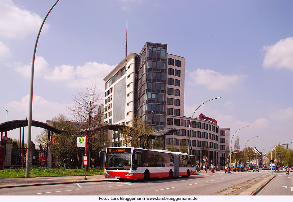 Ein Hochbahn-Bus an der U-Bahn-Haltestelle St. Pauli