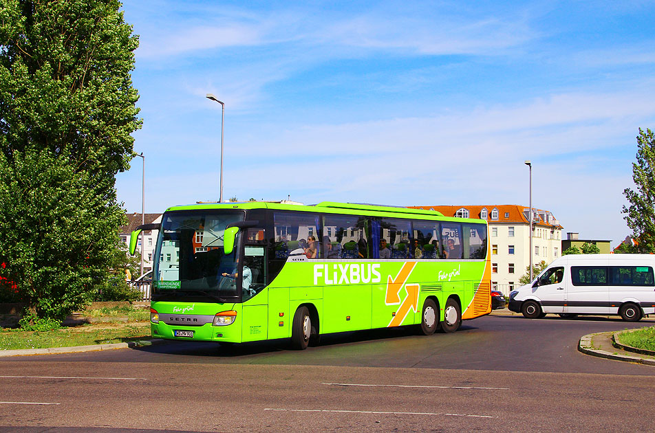 Ein Flixbus am ZOB in Berlin - Fernbus