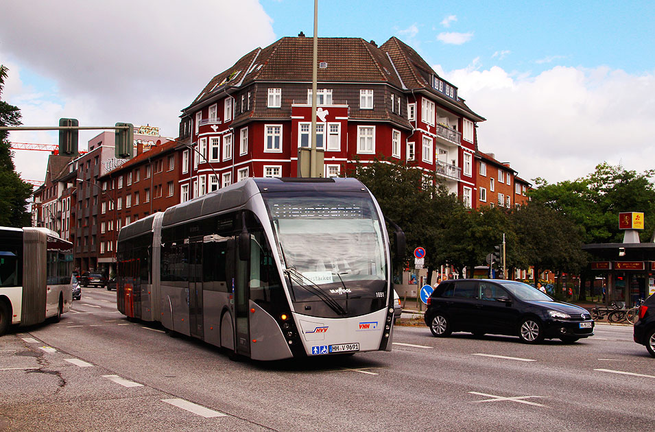 Elektromobilität in Hamburg: Der VHH Van Hool Elektrobus an der Haltestelle Bahnhof Holstenstraße