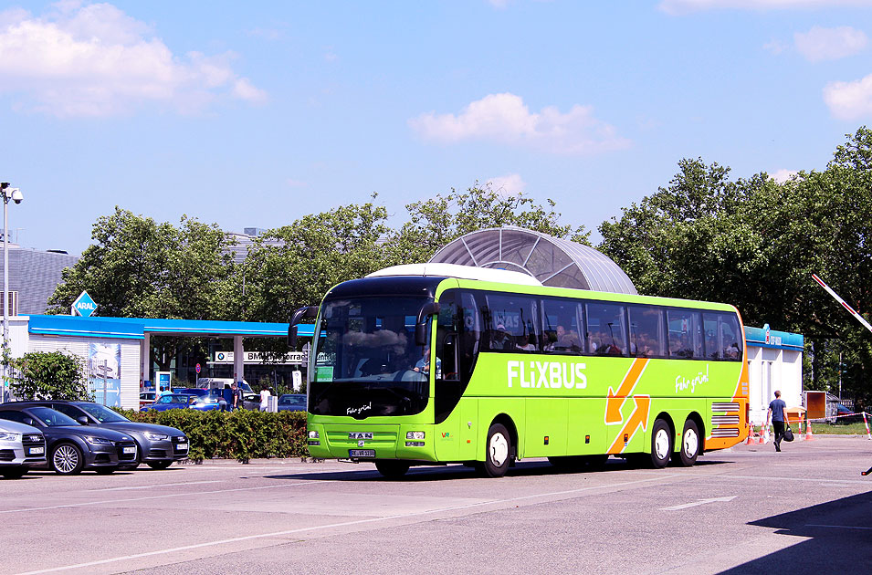 Ein Flixbus auf dem ZOB in Berlin - Fernbus
