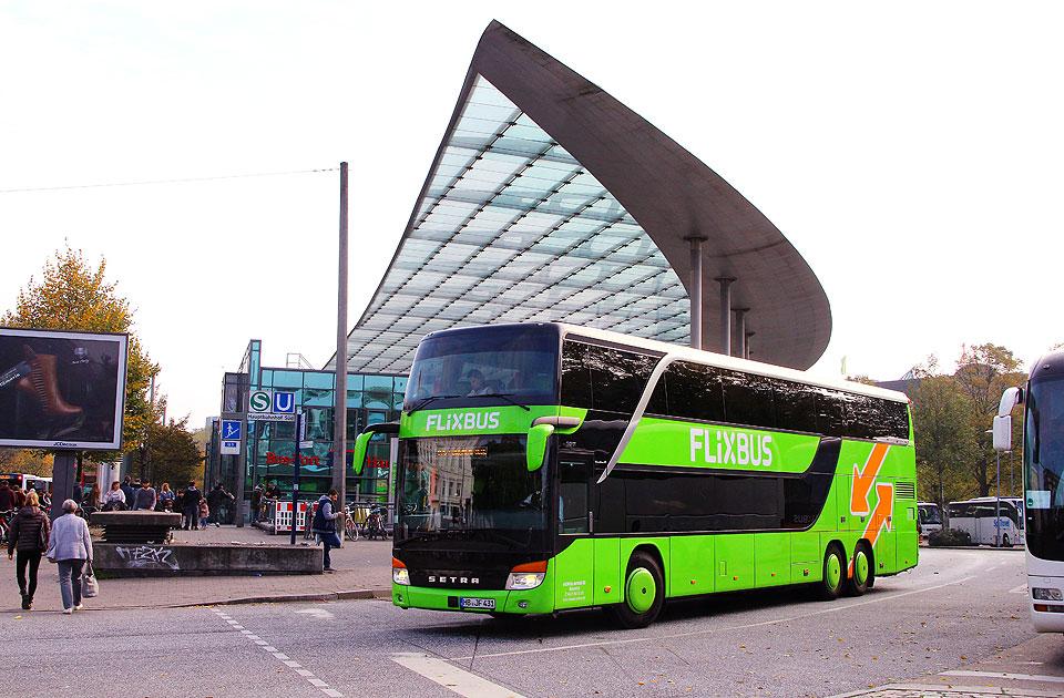 Ein Flixbus Doppeldeckerbus auf dem ZOB in Hamburg