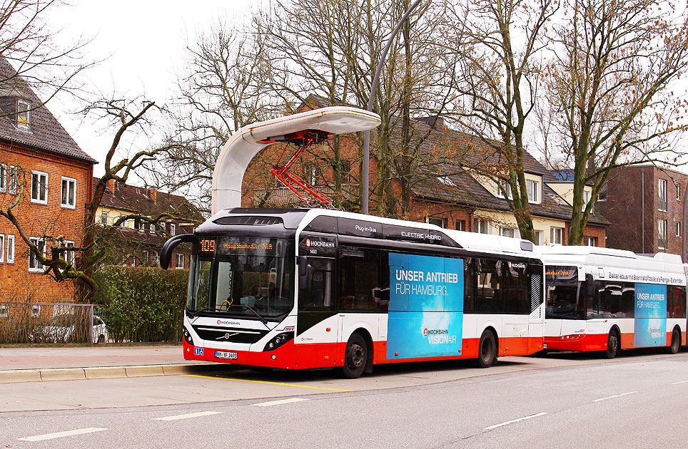 Ein Hochbahn-Elektrobus an der Haltestelle U-Bahn Alsterdorf