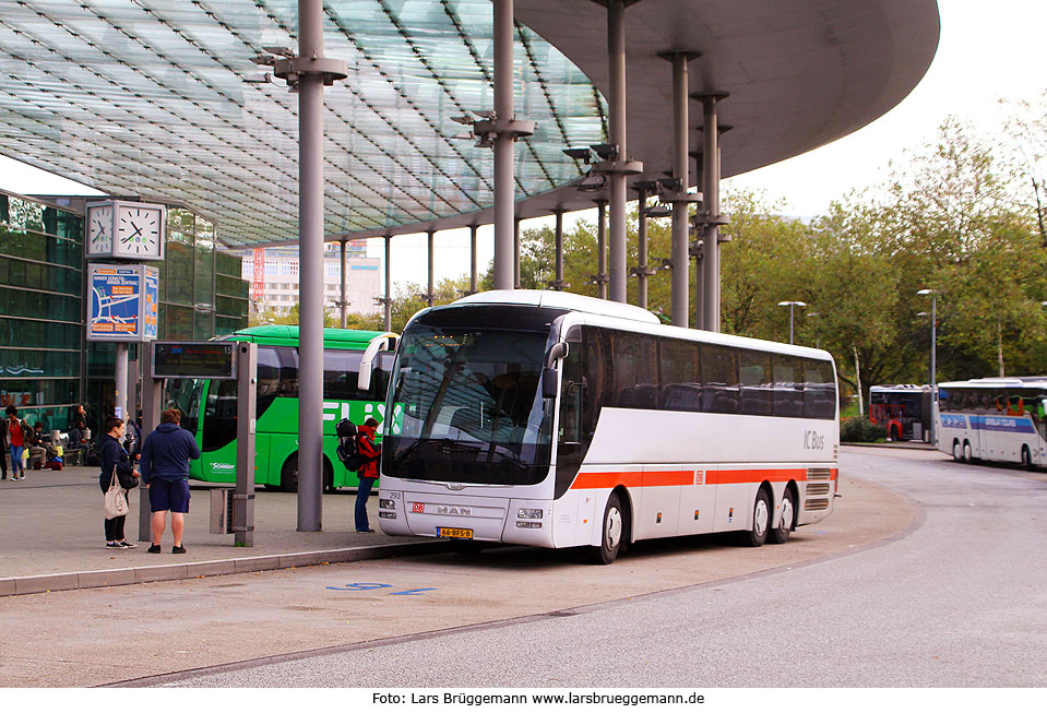 Ein IC Bus der Linie Hamburg - Amsterdam auf dem ZOB in Hamburg