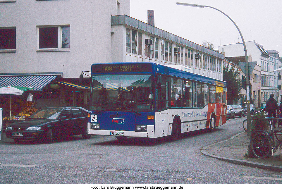Der PVG Bus 169 an der Haltestelle Friedensallee in Ottensen