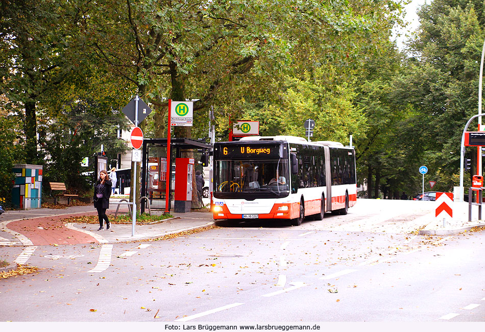 Ein Hochbahn-Gelenkbus an der Haltestelle Mundsburger Brücke