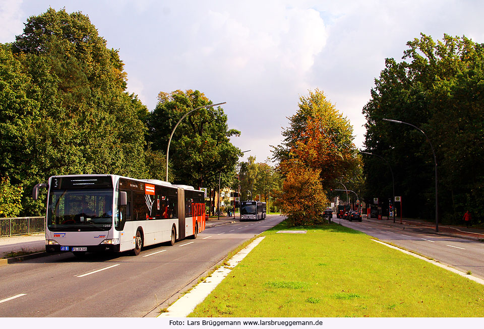 Busse der Linien 2 und 3 an der Haltestelle Stadionstraße