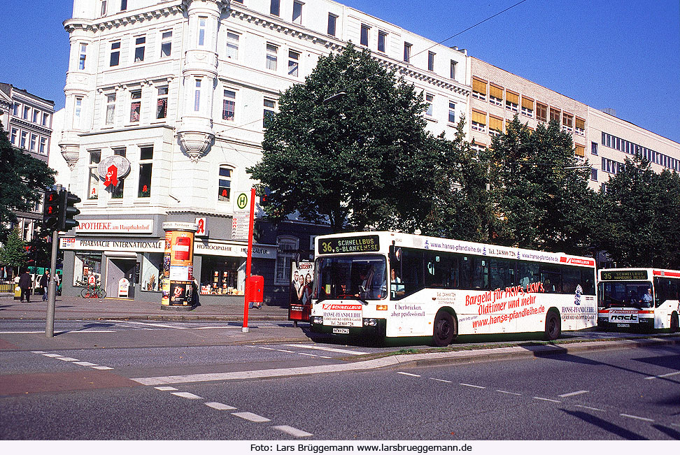 Ein Hochbahn Schnellbus auf der Linie 36 in Hamburg