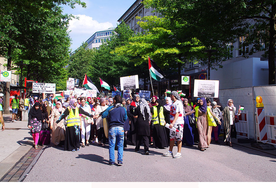 Demo von Palästinensern gegen Israel in der Mönckebergstraße - Der Frauenblock