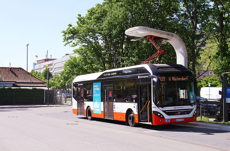 Ein Hochbahn Elektrobus wird mit Strom geladen in der Kehre Hauptbahnhof / ZOB