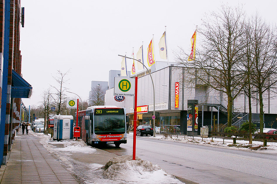 Ein Hochbahn Bus an der Haltestelle Elbe Einkaufszentrum - EEZ