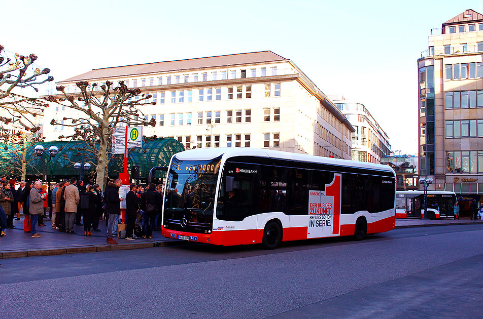 Mit Elektromobilität durch Hamburg: Hochbahn E-Citaro auf dem Rathausmakt in Hamburg