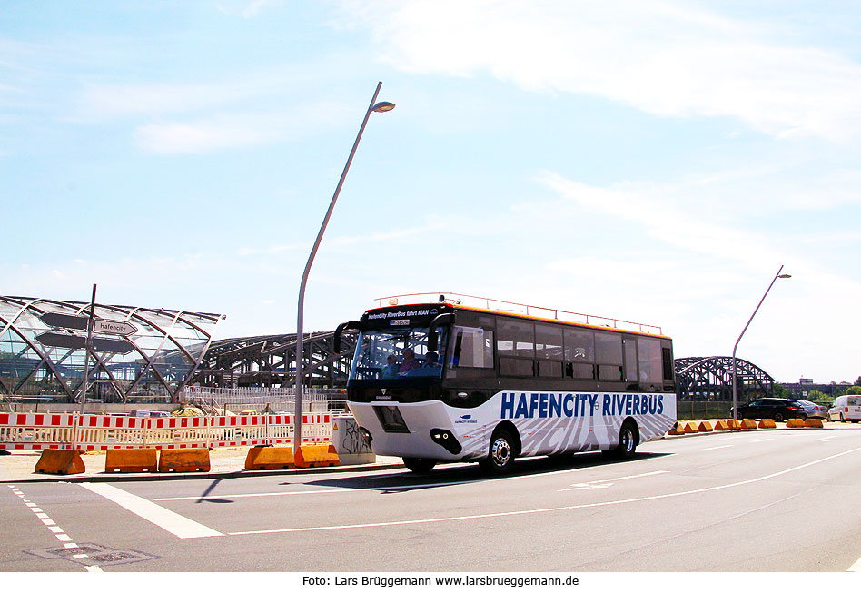 Der Hafencity Riverbus an der U-Bahn-Haltestelle Elbbrücken
