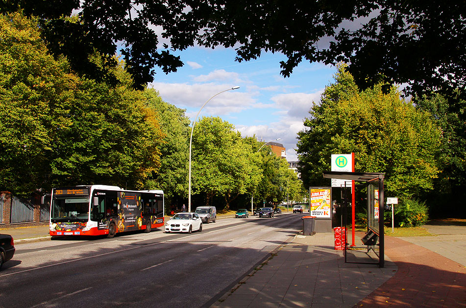 Ein Hochbbahn Bus an der Haltestelle Blücherstraße in Altona-Altstadt