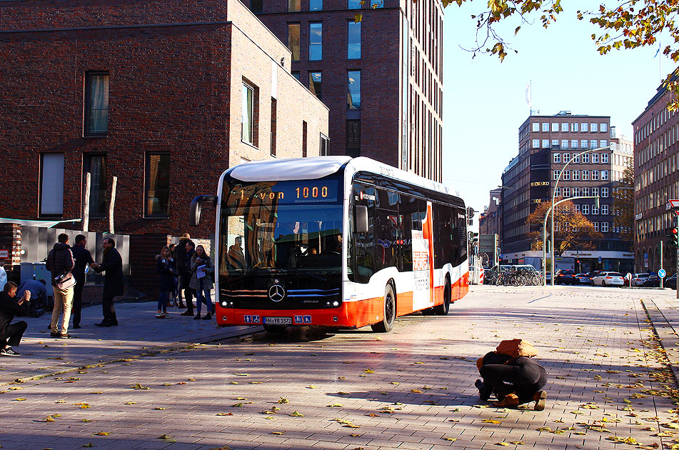 Der erste eCitaro-Bus bei der Hamburger Hochbahn an der Haltestelle Petrikirche